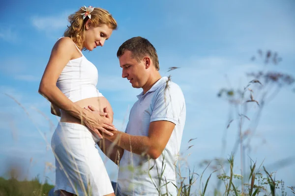 Happy Pregnant Woman Her Husband Embracing Her Abdomen — Stock Photo, Image