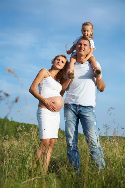 Familia Con Madre Esperando Pasar Rato Feliz Aire Libre —  Fotos de Stock