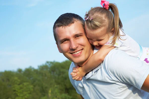 Retrato Hombre Feliz Sosteniendo Pequeña Hija Cuello Mientras Descansa Día —  Fotos de Stock