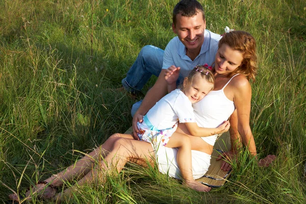 Familia Con Madre Esperando Pasar Rato Feliz Aire Libre — Foto de Stock