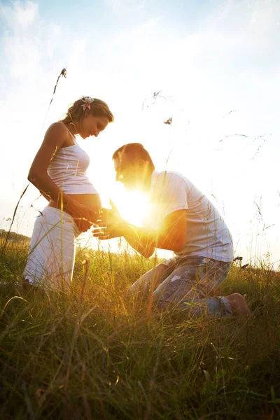 Feliz Amor Esperando Casal Prado Pôr Sol — Fotografia de Stock