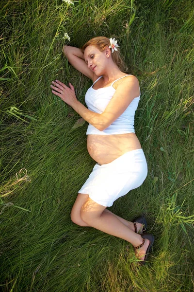 Feliz Grávida Jovem Deitado Grama Verde — Fotografia de Stock