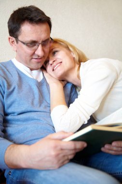 Olgun çift kanepede birlikte iyi vakit geçiriyor.