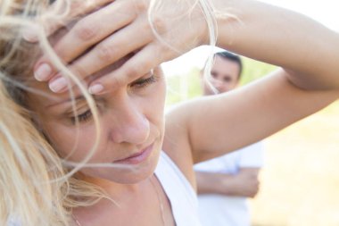 Yetişkin çiftler arasındaki iletişim koptu. Üzgün kadın.