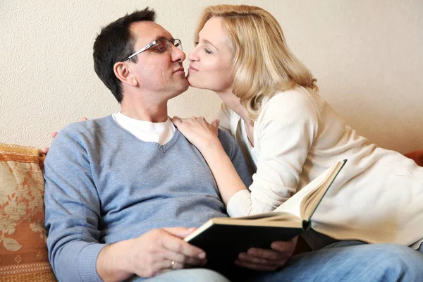 Kanepede öpüşen olgun bir çift.