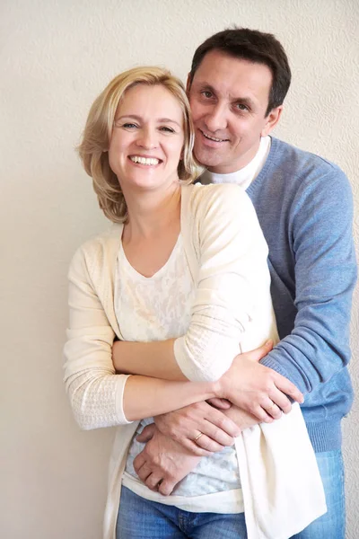 Glücklich Reifes Verliebtes Paar Hat Gute Zeit Hause — Stockfoto