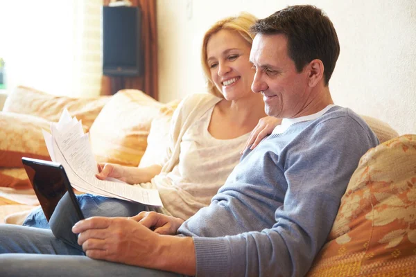 Mature Couple Came Internet Laptop Sitting Couch Home — Stock Photo, Image