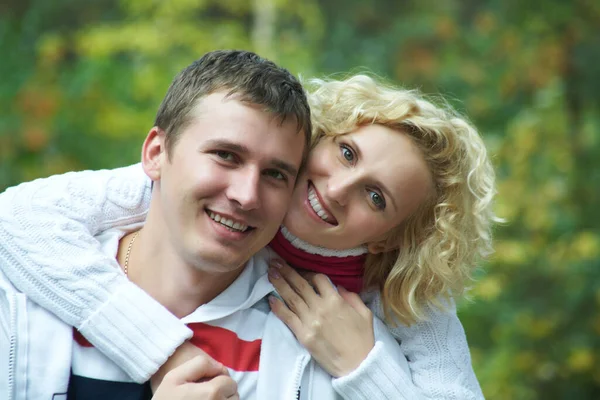 Romantik genç çift yeşil parktaki aşkın tadını çıkarıyor.