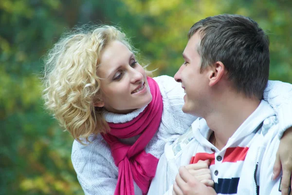 Romantic Young Couple Enjoys Love Green Park — Stock Photo, Image