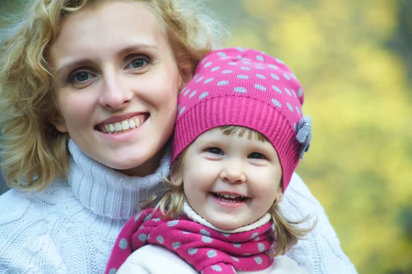 Lifestyleporträt Einer Mutter Mit Ihrem Kleinen Dolch Die Sich Herbstlichen — Stockfoto