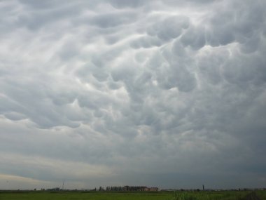 İlahi bir fenomen içinde kalın gri bulutlar