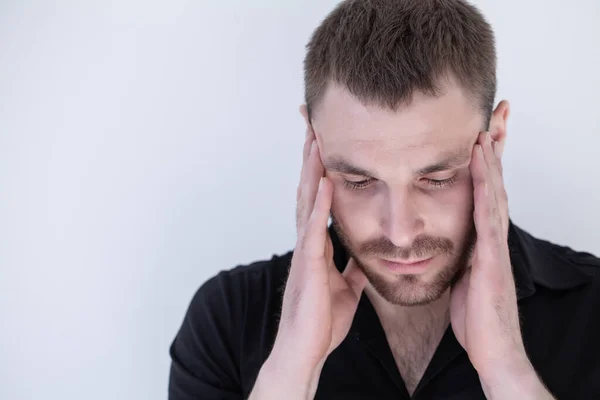 Stilig Ung Man Jakt Efter Beslut Klia Sig Huvudet — Stockfoto