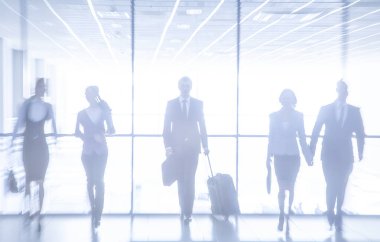 İş dünyasından bir grup siluet iş merkezine gidiyor.