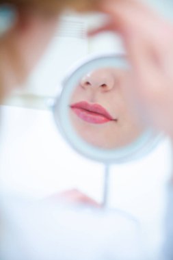 Aynadaki yansıma güzel bir genç kadın.