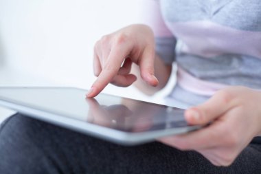 Dijital tablete dokunan kadın ellerinin yakın plan görüntüsü 