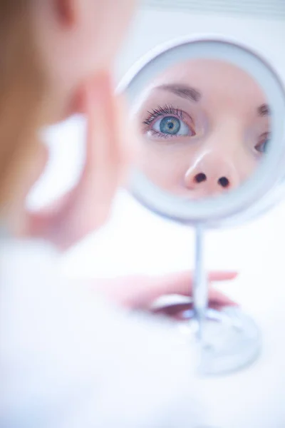 Reflejo Espejo Una Hermosa Joven — Foto de Stock