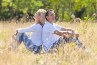 Orta yaşlı çift doğada birlikte hayatın tadını çıkarıyor.