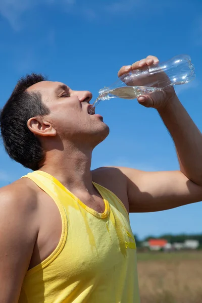 Zralé Muž Pití Vody Sporty Venku — Stock fotografie