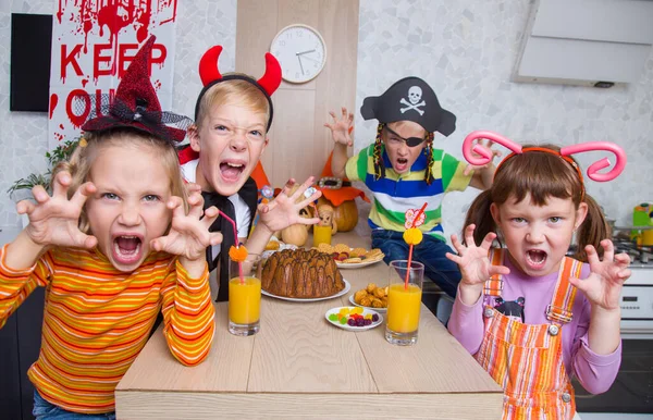 Grupo Niños Divertidos Traje Celebran Juntos Una Fiesta Halloween — Foto de Stock