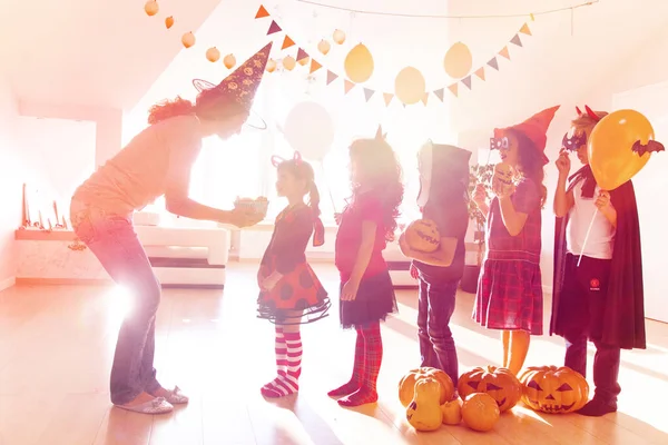 Junge Mutter Behandelt Kinder Halloween Mit Süßigkeiten — Stockfoto