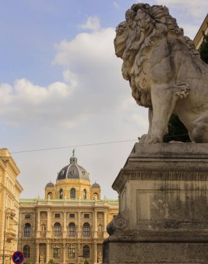 Aslan heykeli Adalet Sarayı önünde. Arka planda Doğal Tarih Müzesi. Viyana