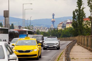 Viyana road, şehrin arka planda otomobillerde