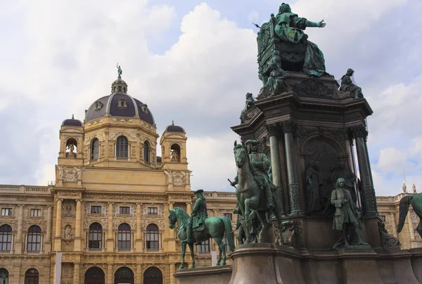Naturhistorisches Müzesi ve İmparatoriçe Maria Theresia, Vienna Anıtı