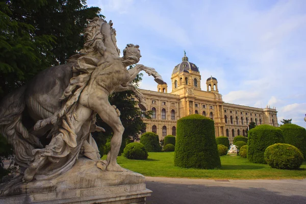 ウィーン自然史博物館と皇后マリア テレジア ウィーンの記念碑 — ストック写真