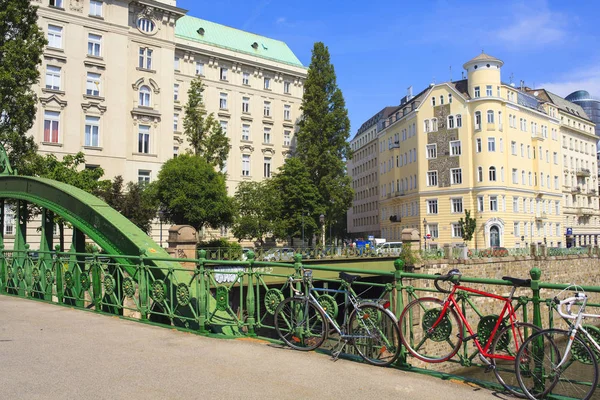 Blick Auf Die Jugendstilbrücke Über Die Eisenbahn Wien Österreich — Stockfoto