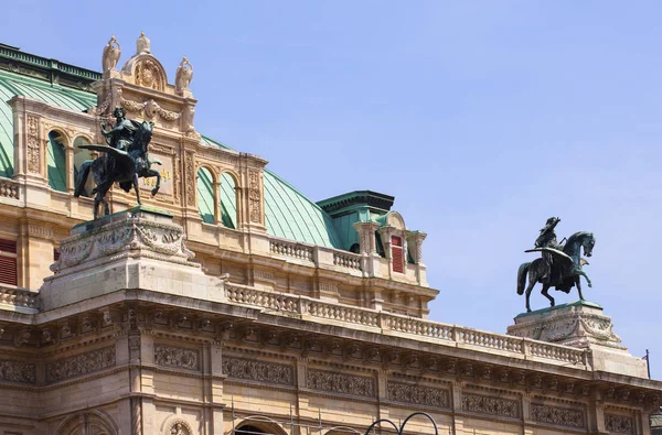 Viyana Devlet aşağıdan, foreshortening Viyana Operası. Avusturya