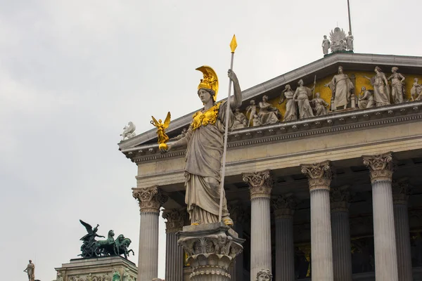 Socha Pallas Athena Brunnen Budovou Rakouského Parlamentu Vídeň — Stock fotografie