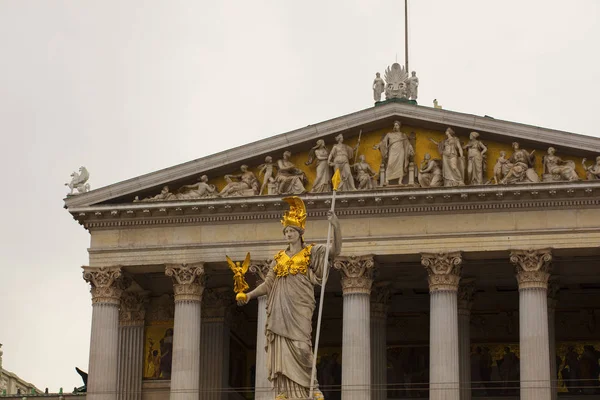 Socha Pallas Athena Brunnen Budovou Rakouského Parlamentu Vídeň — Stock fotografie