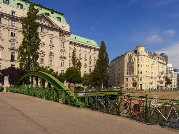 Visa Art Nouveau Bron Över Järnvägen Wien Österrike — Stockfoto