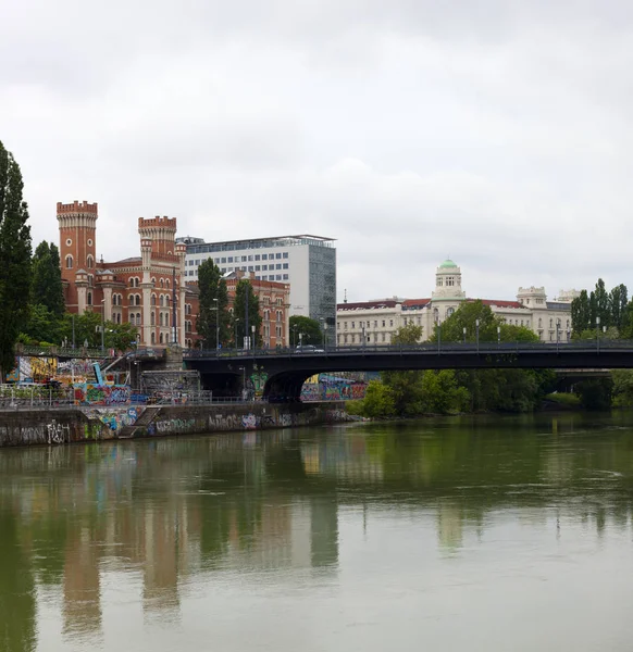 Veduta Della Caserma Rossauer Dall Altra Parte Del Donaukanal Vienna — Foto Stock