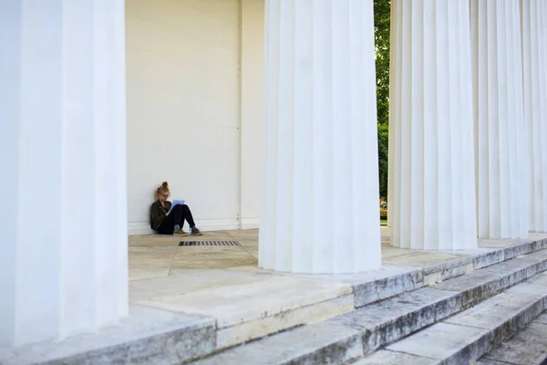 Viena Áustria Maio Menina Bonita Lendo Livro Lado Das Colunas — Fotografia de Stock