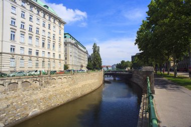 Viyana, Avusturya - 23 Mayıs: Demiryolu Art Nouveau köprüden görünümünü üzerinde 23 Mayıs 2018