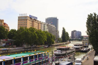 Vienna, Avusturya - 22 Mayıs: Gezi görünümü gemilerde Donaukanal Nehri üzerinde 22 Mayıs 2018