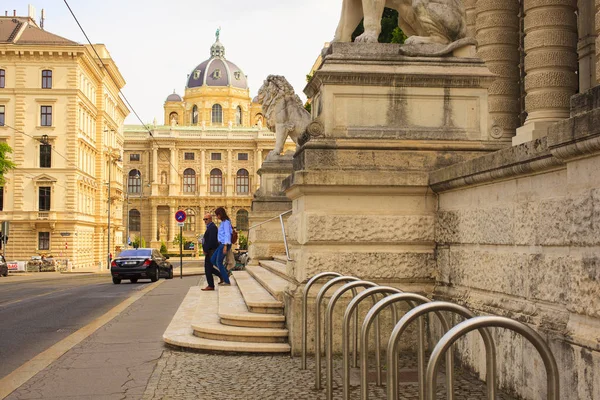 Wiedeń Austria Maja Wejściem Pałacu Sprawiedliwości Tle Muzeum Historii Naturalnej — Zdjęcie stockowe