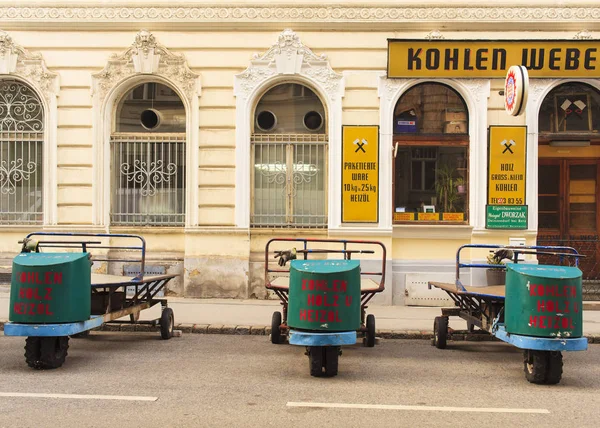 维也纳 奥地利 推车在煤炭 木头和热化油商店旁边在维也纳在2018年5月22日 — 图库照片