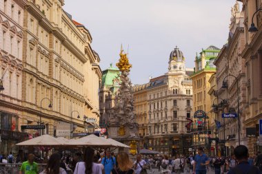 Vienna, Avusturya - Mayıs, 22: Veba sütunu veya Trinity sütunu Graben, 22 Mayıs 2018 tarihinde Viyana şehir içi bir sokakta bulunan bir Holy Trinity sütundur