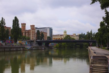 Vienna, Avusturya - 22 Mayıs: Görünümünü Rossauer Kışlası Donaukanal diğer taraftan üzerinde 22 Mayıs 2018