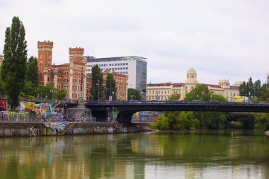 Vienna, Avusturya - 22 Mayıs: Görünümünü Rossauer Kışlası Donaukanal diğer taraftan üzerinde 22 Mayıs 2018