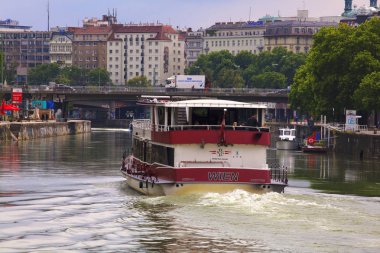 Vienna, Avusturya - 22 Mayıs: Gezi görünümü teknede Donaukanal Nehri üzerinde 22 Mayıs 2018