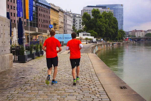 Vienna Austria May Couple Boys Jogging Next Donaukanal River May — Stock Photo, Image
