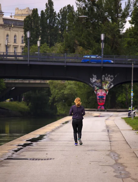 Wiedeń Austria Maja Kobieta Jogging Nad Rzeką Kanałem Dunajskim Maja — Zdjęcie stockowe