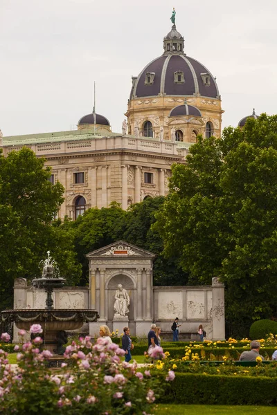 Vienna Austria Maggio Veduta Del Museo Naturhistorisches Cupola Attraverso Fiori — Foto Stock