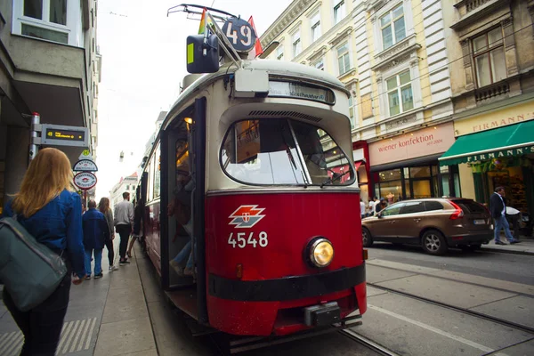 维也纳 奥地利 红色老电车在维也纳在2018年5月22日 — 图库照片