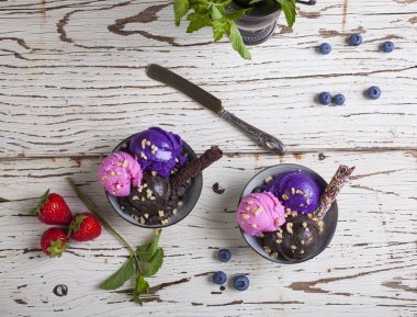 Dondurma kaşık toz kase içinde çeşididir. Çikolata, çilek ve yaban mersini tatlar