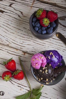 Dondurma kaşık toz kase içinde çeşididir. Çikolata, çilek ve yaban mersini tatlar