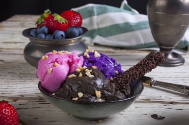 Dondurma kaşık toz kase içinde çeşididir. Çikolata, çilek ve yaban mersini tatlar